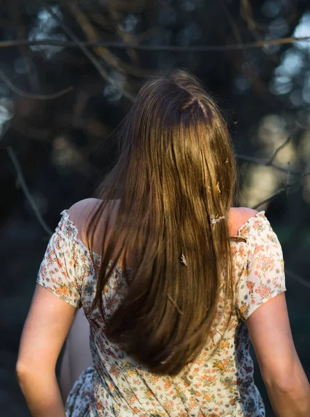 Jonge Mooie Langharige Brunette Vrouw Het Bos Achter Uitzicht — Stockfoto