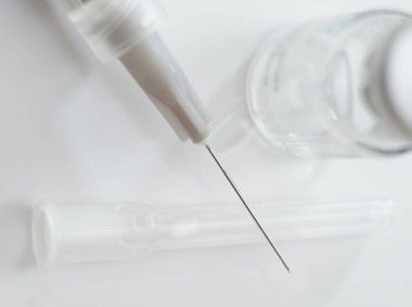 Beyaz Arkaplanda Tıbbi Şırınga ve Makro Kapatma