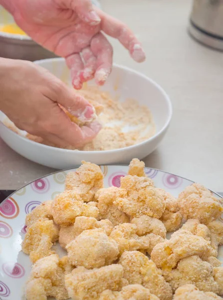 Mãos Revestimento Couve Flor Migalhas Pão Cozinha — Fotografia de Stock