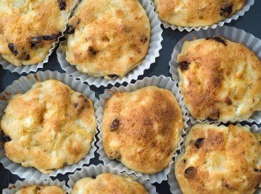 Taze elma ve üzümlü süzme peynirli kek.