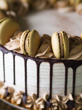 Çikolata Dekorasyonlu Beyaz ve Kahverengi Macaron Pastası