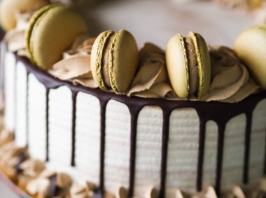 Çikolata Dekorasyonlu Beyaz ve Kahverengi Macaron Pastası