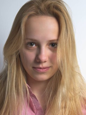 Beyaz Arkaplanda Güzel Sarışın Bir Kızın Portresi