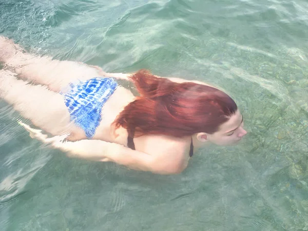 Mujer Joven Con Pelo Rojo Nadando Bajo Agua — Foto de Stock