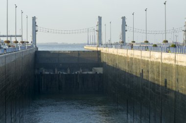 gabcikovo, Slovakya - 01 Kasım 2013: düşük su seviyesi gabcikovo baraj Tuna Nehri üzerindeki shiplocks birinde