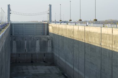 gabcikovo, Slovakya - 01 Kasım 2013: Tuna Nehri üzerinde gabcikovo baraj shiplocks biri bakım için kurutulmuş