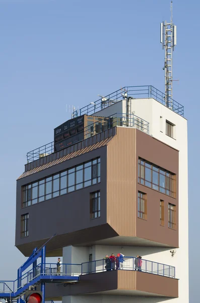 GABCIKOVO, ESLOVAQUIA - 01 DE NOVIEMBRE DE 2013: Primer plano de la torre de control de las presas de Gabcikovo en el río Danubio con los turistas en un buen día de otoño —  Fotos de Stock