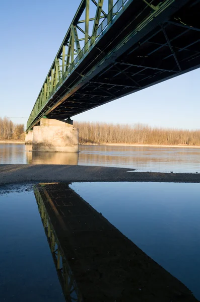 VAMOSSZABADI, HUNGRIA - FEVEREIRO 13, 2014: Ponte Vamosszabadi sobre o rio Danúbio a partir do fundo — Fotografia de Stock