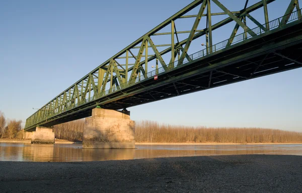 VAMOSSZABADI, HUNGRIA - FEVEREIRO 13, 2014: A Ponte Vamosszabadi sobre o Rio Danúbio — Fotografia de Stock