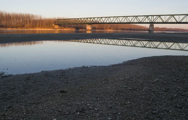 VAMOSSZABADI, HUNGRIA - FEVEREIRO 13, 2014: A Ponte Vamosszabadi sobre o Rio Danúbio em tempo de Baixo Nível de Água — Fotografia de Stock