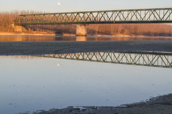 VAMOSSZABADI, HUNGRÍA - 13 DE FEBRERO DE 2014: El puente Vamosszabadi sobre el río Danubio en tiempos de bajo nivel de agua —  Fotos de Stock