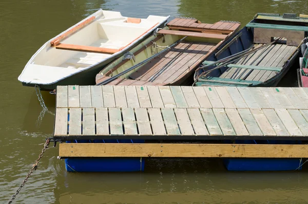 Barche ormeggiate e molo galleggiante — Foto Stock