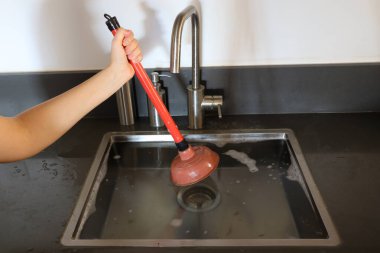 Mutfak lavabosu taşmış, kanalizasyon tıkanmış. Pompa (kaba kuvvet). Tesisat sorunları.