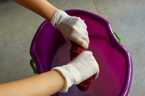 Kadının Elleri Beyaz Eldivenlerle Kırmızı Mikrofiber Havluyu Mor Kovayla Doldurulmuş — Stok fotoğraf