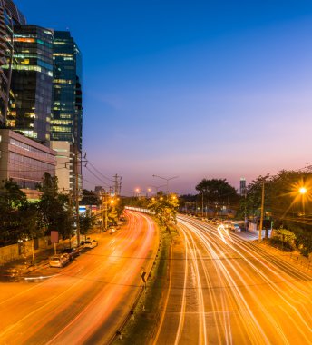 modern şehir gece sahne. Yol zekâ bina ve hafif iz