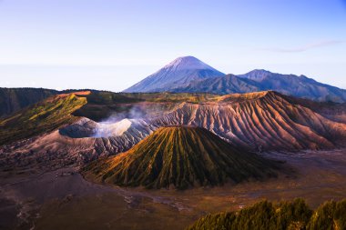 Mount Bromo yanardağ, Endonezya güneş doğarken.