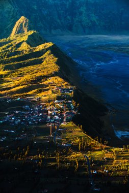 Tengger Semeru Ulusal p Bromo yanardağ, cliff köy
