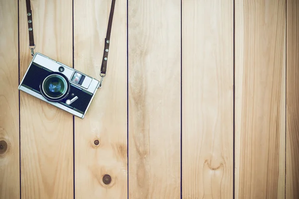 Φωτογραφικές μηχανές με φιλμ ρετρό κρατώντας σε ξύλο φόντο με δωρεάν αντίτυπο spa — Φωτογραφία Αρχείου