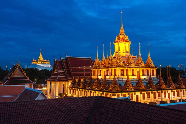 Wat Ratchanaddaram e Loha Prasat Metal Castle ao entardecer, Bangkok — Fotografia de Stock