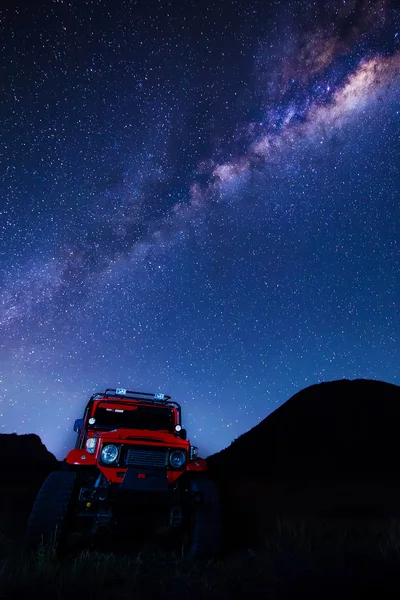 Maneira leitosa com carro vermelho em Mt.Bromo, Java Oriental, Indonésia — Fotografia de Stock