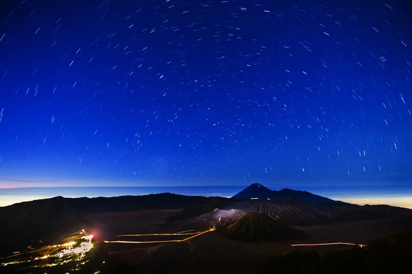 Startrail na montanha Bromo, Indonésia . — Fotografia de Stock