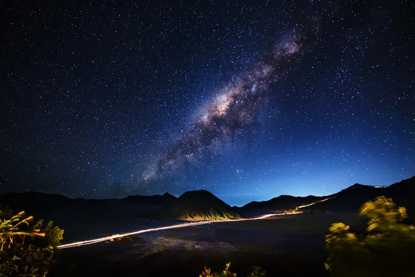 Lactee drum peste Mt.Bromo, Java de Est, Indonezia — Fotografie, imagine de stoc