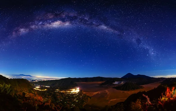 Lactee drum peste Mt.Bromo, Java de Est, Indonezia — Fotografie, imagine de stoc