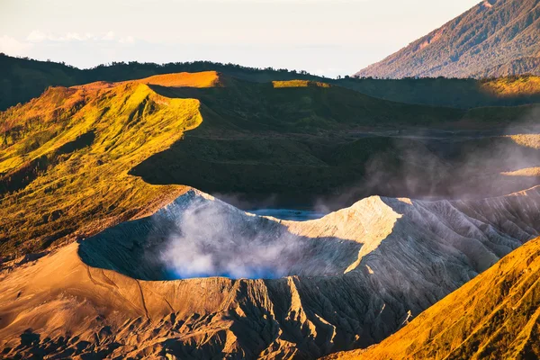 Salida del sol en el volcán Monte Bromo, la magnífica vista del monte. ¡Brom! — Foto de Stock