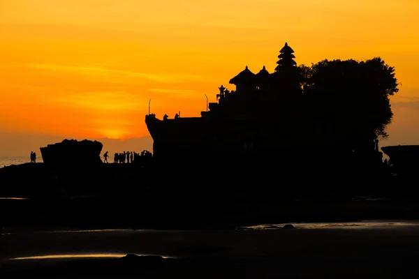 Silhuett av Tanah Lot och havsvågor i twilight, Bali, indon — Stockfoto