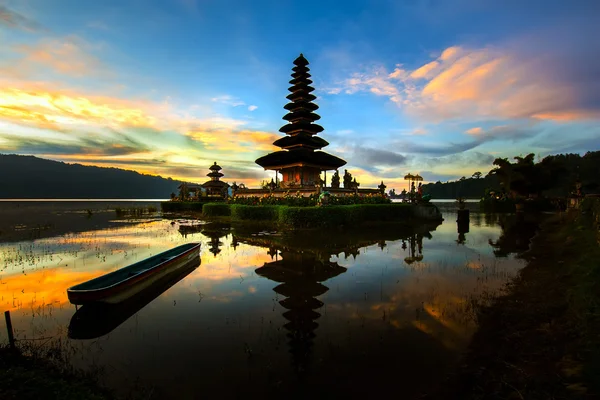 Pura Ulun Danu Bratan vodní chrám v Indonésii. — Stock fotografie