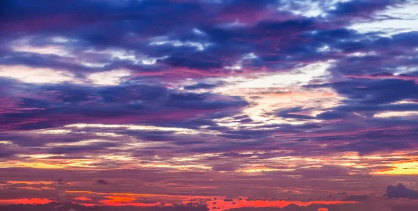 Dramatischer Sonnenuntergangshimmel mit Wolken, schöner natürlicher Hintergrund. — Stockfoto