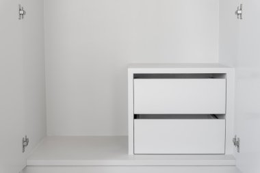 Boş dolabında beyaz çekmece