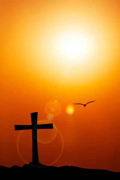 Silueta de la cruz y pájaro con la llamarada del atardecer . — Foto de Stock