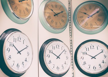 Duvarda, filtre vintage saatler.