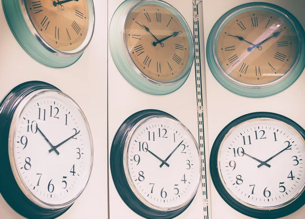 Duvarda, filtre vintage saatler.