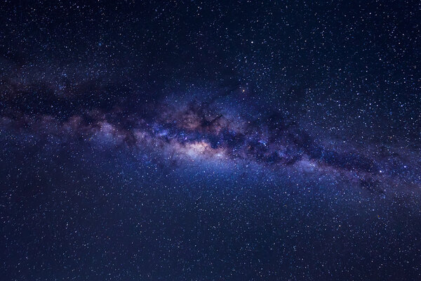 Belle voie lactée avec des étoiles et de la poussière d'espace sur un ciel nocturne . — Photo