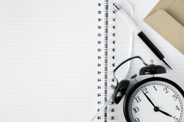 Defter kalem, saat ve zarf ile özgür kopya space. Busine