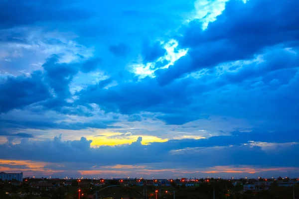 Strom sonra çok renkli bulutlar ile güzel günbatımı gökyüzü. Şaşırtıcı — Stok fotoğraf