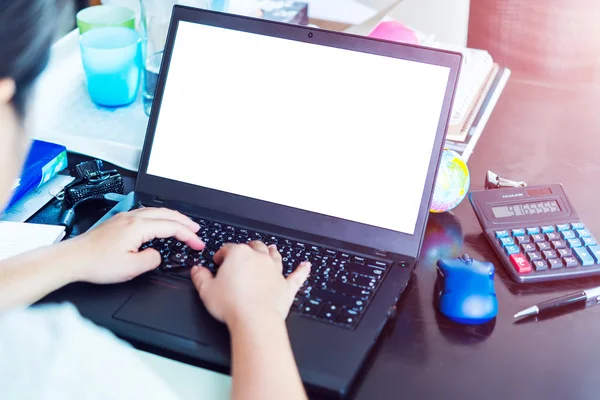 Arbetar på bärbar dator, närbild på händerna på affärskvinna i office — Stockfoto