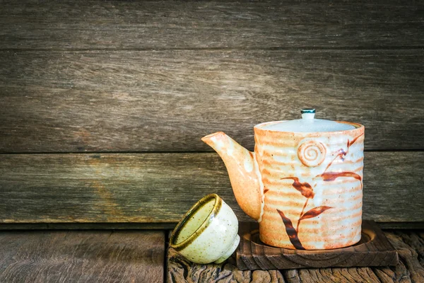 Натюрморт набор японской керамический чайник и чашка на деревянный т — стоковое фото