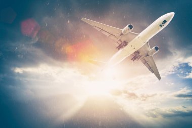 Gün batımında gökyüzünde uçak. İnanılmaz yolculuk. Seyahat kavramı. 