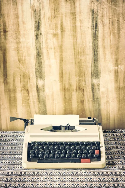 Alte Retro-Schreibmaschine auf Tisch auf Holz-Hintergrund — Stockfoto
