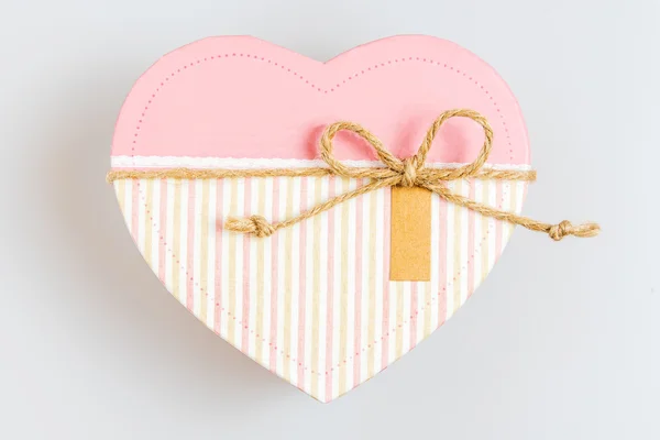 Belle boîte rose en forme de coeur, cadeau de mariage et de Saint-Valentin . — Photo