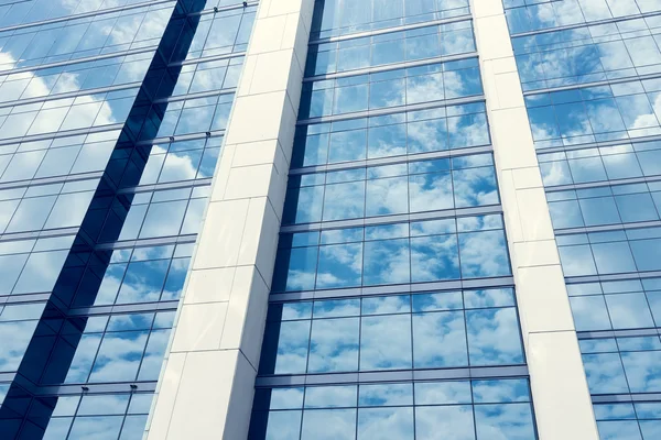 Vidrio de torre moderna con reflejo en el cielo para fondos de negocios —  Fotos de Stock