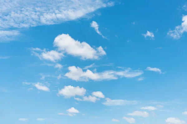 Cielo azul con nube en el día soleado, fondo de la naturaleza . — Foto de Stock