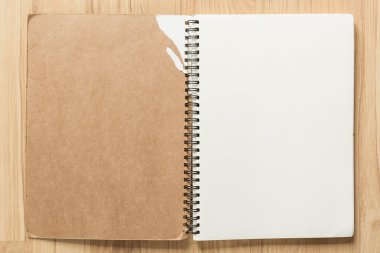 Ahşap arka plan üzerine açık defter. Desi için boş sayfa arka plan