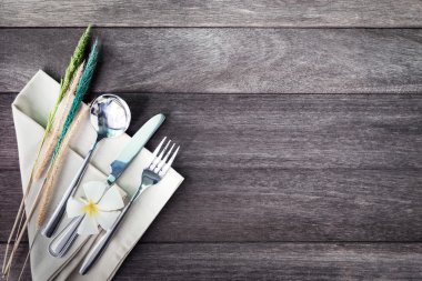 Gümüş çiçek rustik ahşap zemin üzerinde. Vintage co