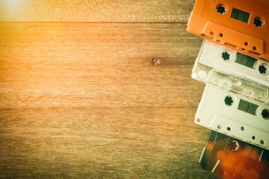 Ahşap masa üzerinde kaset. Vintage filtre. Üstten Görünüm.