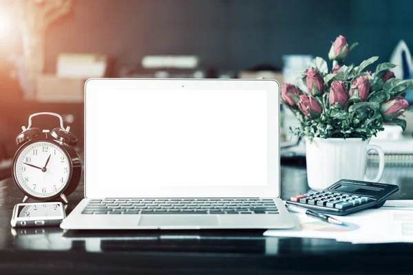 Laptop, mobiltelefon och office tillbehör i kontor. — Stockfoto