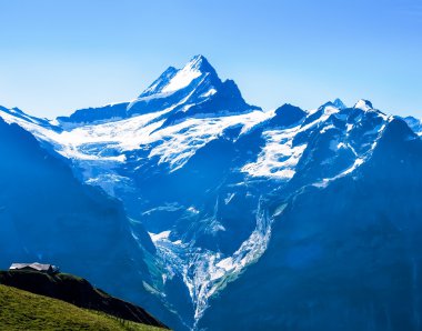 Jungfrau regio ünlü Eiger, Monchi ve Jungfrau dağlarda